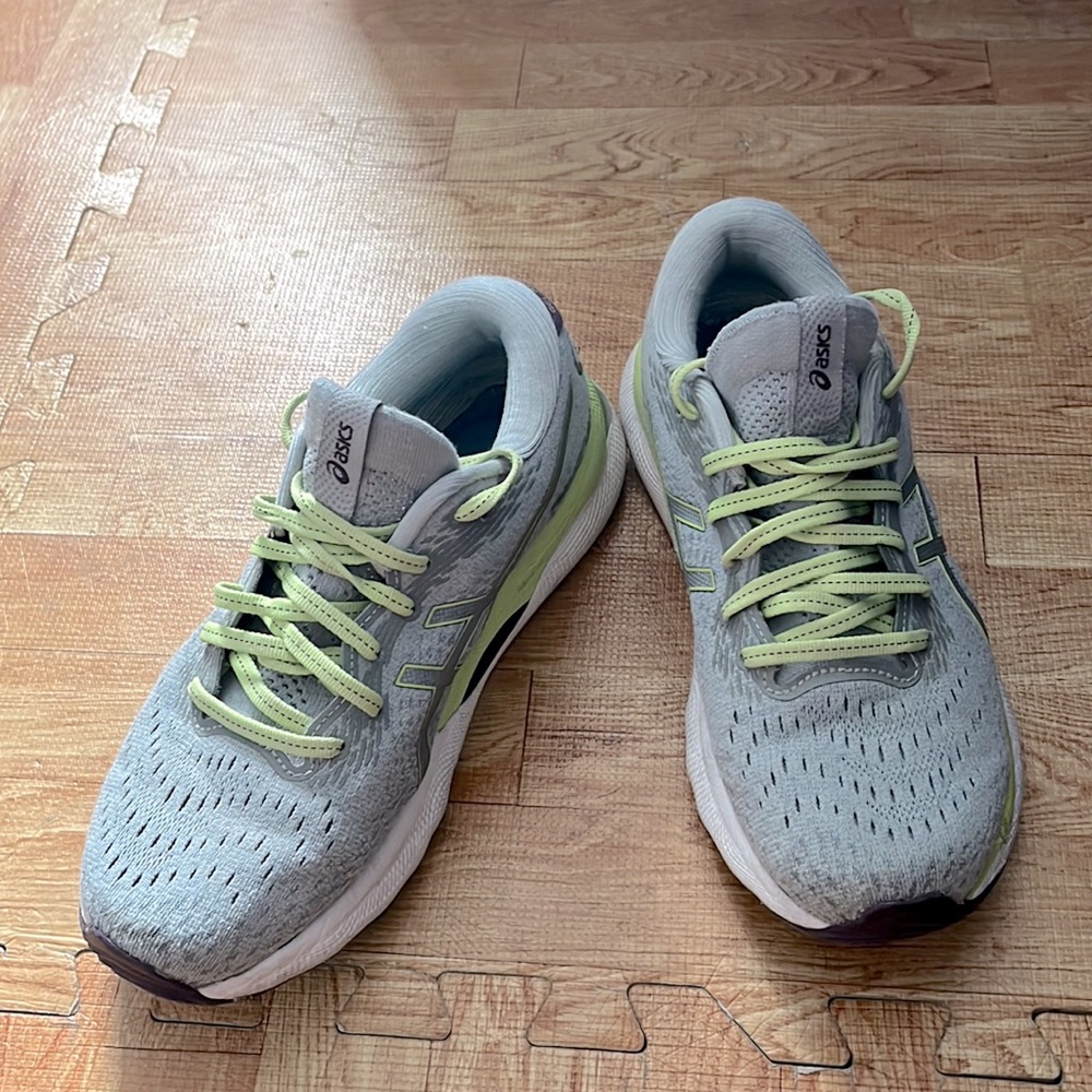 ASICS Gel-Nimbus 24 Women 7.5 Gray and Lime Pre-loved great condition